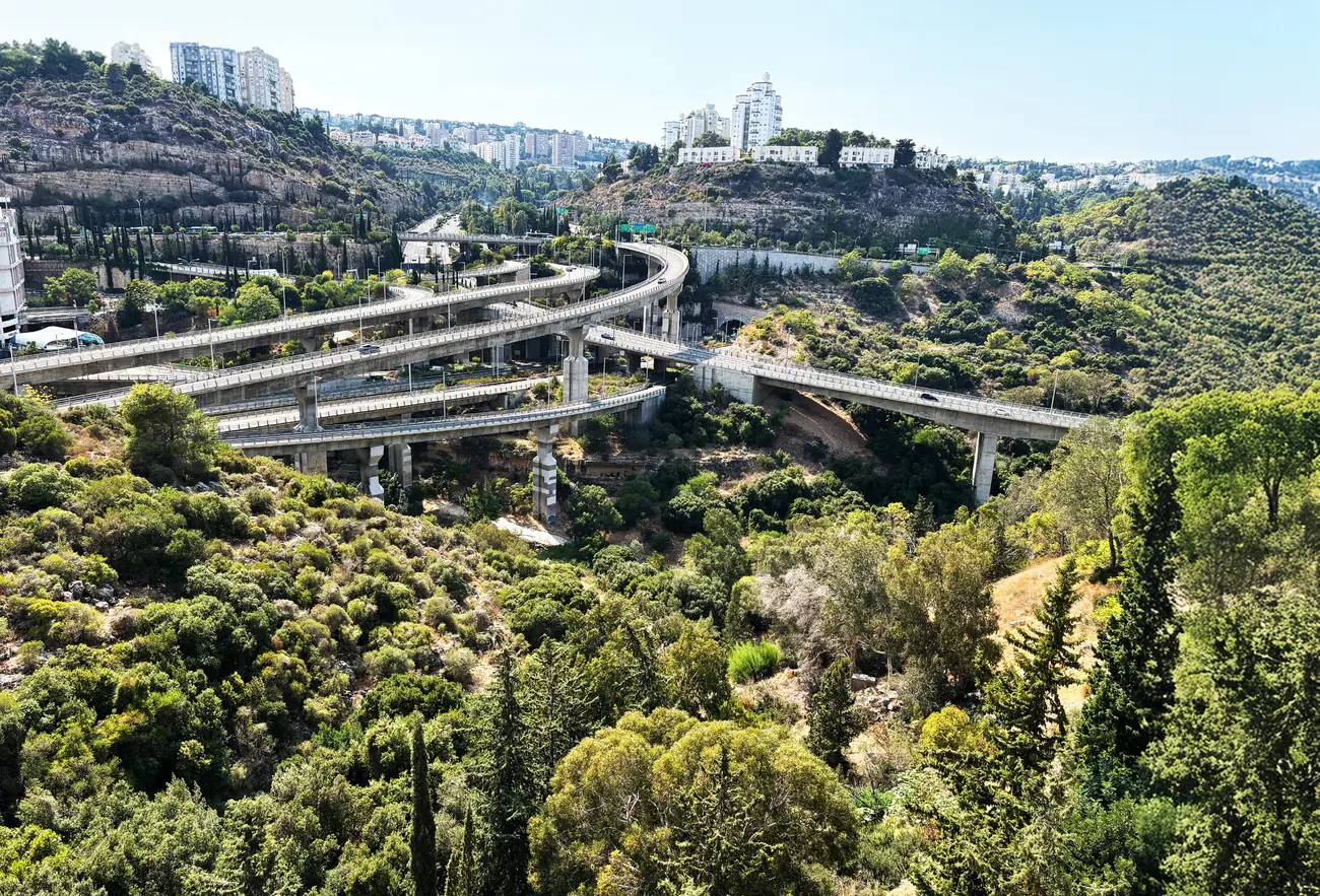 מחלף הגשרים ביער הכרמל מתחת לשכונת נווה שאנן